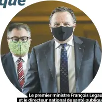  ??  ?? Le premier ministre François Legault et le directeur national de santé publique, Horacio Arruda, se rendant à un point de presse, à Québec.