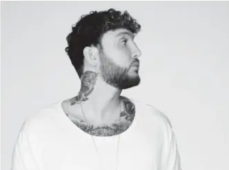  ??  ?? In vertrauter Atmosphäre anstatt vor Tausenden: James Arthur gibt für Samsung ein besonderes Konzert.