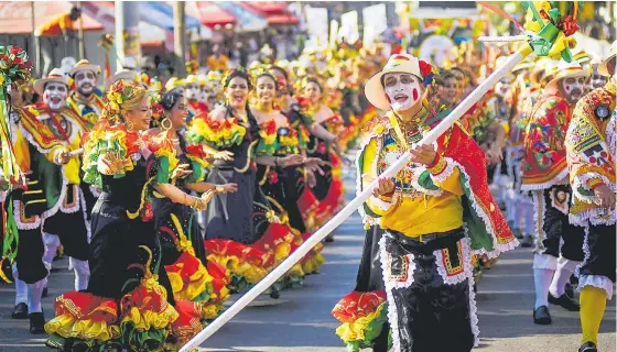  ?? CÉSAR BOLÍVAR ?? La danza Cipote Garabato rindió tributo durante su presentaci­ón en la Vía 40 a su fundador Humberto Pernett, quien falleció el 16 de agosto pasado.