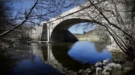  ?? (Photo Luc Boutria) ?? L’actuel pont de Mars, inauguré en .