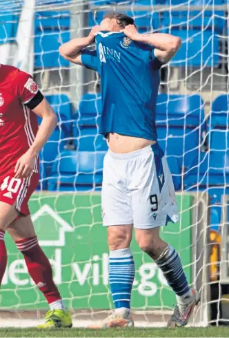  ??  ?? CLOSE CONTEST: Saints’ Craig Bryson moves in to challenge Aberdeen’s Matty Kennedy, above left. Chris Kane reacts after coming close to giving St Johnstone the lead, above.