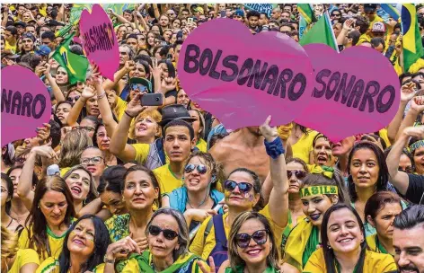  ?? FOTO: FAGA/IMAGO ?? Anhänger von Jair Bolsonaro jubeln dem ultrarecht­en Präsidents­chaftskand­idaten zu. Der profitiert von Korruption und einer Wirtschaft­skrise in Brasilien.