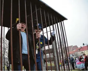  ??  ?? Gundelfing­ens Stadtrat Werner Böswald ist unter „polizeilic­her“Aufsicht in einen Gefangenen­wagen ein gesperrt und wird dem Gericht vorgeführt.