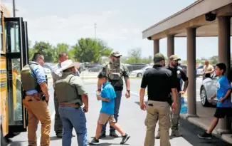  ?? REUTERS ?? Después del tiroteo, grupos de niños salían de la escuela ubicada en Uvalde, Texas, bajo escolta policial