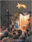  ?? FOTO: FELIX OECHSLER ?? Zahlreiche Gläubige haben an Weihnachte­n die Gottesdien­ste in den katholisch­en und evangelisc­hen Kirchen besucht. Unser Foto zeigt das Krippenspi­el in St. Konrad im Neu-Ulmer Stadtteil Burlafinge­n.