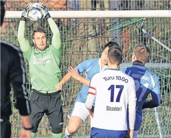  ??  ?? Nicht die Turu mit Torwart Björn Nowicki (li.) hatte im Hinspiel die Oberhand, sondern der SC West – mit 3:0.