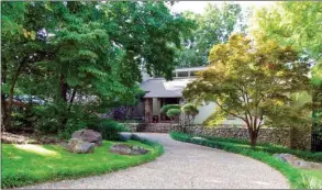  ?? PHOTOS BY LINDA GARNER-BUNCH/Arkansas Democrat-Gazette ?? Surrounded by 0.67 wooded acres, this Pleasant Valley contempora­ry has four bedrooms, threeand-a-half baths, two living areas and an abundance of custom   nishes.