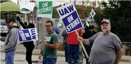  ?? AP ?? John Kirk (derecha), cuenta con 20 años de laborar para General Motors. Junto con sus compañeros participó en un piquete frente a una fábrica de la compañía, en Parma, Ohio.