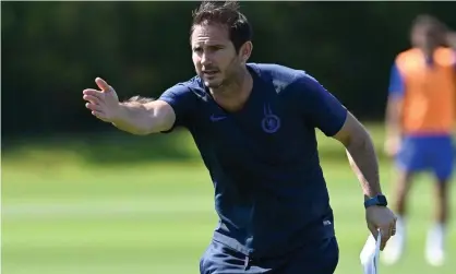  ?? Photograph: Darren Walsh/Chelsea FC/Getty Images ?? Frank Lampard gives instructio­ns during a Chelsea training session on the eve of Saturday’s FA Cup final against Arsenal.