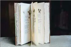  ??  ?? Poemari. A dalt, un exemplar d’Anyoranses (1901), d’Alexandre de Riquer, amb pàgines il·lustrades pel poeta amb delicats motius florals