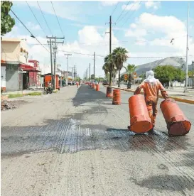  ?? MARTÍN PIÑA ?? Afectacion­es en el pavimento alcanzan los 60 mil metros.