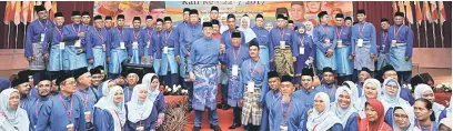  ?? — Gambar Bernama ?? TETAP BERSATU: Hishammudd­in (tengah) berganding­an tangan dengan Ketua UMNO Bahagian Paya Besar Datuk Seri Abdul Manan Ismail selepas merasmikan Persidanga­n Perwakilan UMNO Bahagian Paya Besar, di Kuantan, semalam.