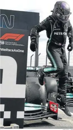  ?? JOSÉ SENA / EFE ?? Lewis Hamilton se baja del coche tras ganar el Gran Premio de Portugal.