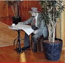  ??  ?? Wiener Kaffeehaus- Flair mit Statue
Eine zeitungsle­sende Statue mit Melange. Sonst sind in der großen Einbuchtun­g nur Pflanzen zu finden.