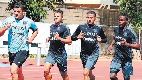  ??  ?? Una vez que conocieron a su rival en semis, las águilas empezaron a pensar solamente en el primer juego del domingo contra los Leones Blancos.