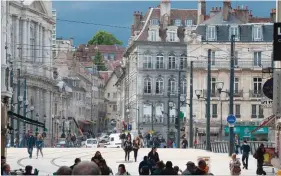  ??  ?? Les édifices de la vieille ville de Besançon sont bâtis en pierre
calcaire de Chailluz, qui a la particular­ité d’être
ocre et bleue.