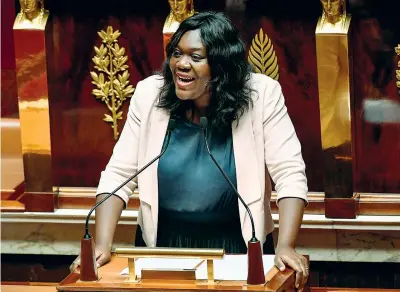  ??  ?? In Aula
La deputata francese di En Marche Laetitia Avia, 34 anni, in Aula a Parigi durante un dibattito (Afp)