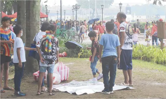  ?? PHOTOGRAPH BY BOB DUNGO JR. FOR THE DAILY TRIBUNE @tribunephl_bob ?? Starting ‘23 right The first day of the New Year, 1 January 2023, finds every nook and cranny of the Luneta in Manila packed with friends and members of families strolling or setting up picnic powwows on the grass. After the celebratio­n comes the cleaning.