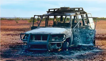  ??  ?? Rechercher les meurtriers.
Le 9 août, sur les lieux de la tragédie, une patrouille de la gendarmeri­e relève les indices pouvant servir à identifier les assaillant­s.
Des soldats français du dispositif Barkhane vont appuyer l’opération de ratissage lancée par l’armée nigérienne.