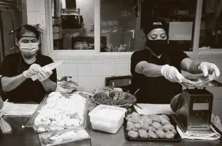  ?? Godofredo A. Vásquez / Staff photograph­er ?? Caridad Gonzalez, left, and Magdalena Fonseca prepare tamales at Picos on Thursday. After Gov. Greg Abbott said he was lifting the statewide mask mandate, Picos vowed to keep the rule in place.