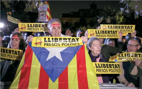  ??  ?? Manifestan­tes exigieron anoche, afuera del Parlamento de Cataluña, en Barcelona, la liberación de los ex funcionari­os del gobierno regional.