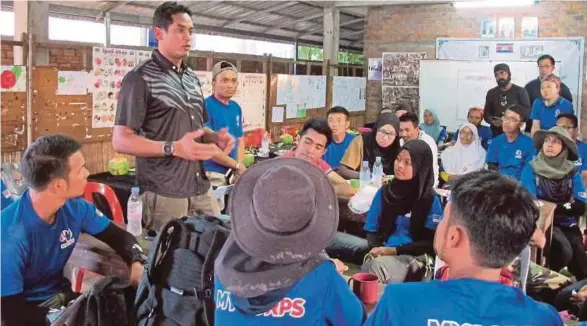  ??  ?? Khairy Jamaluddin pada Program Sukarelawa­n Belia Antarabang­sa anjuran Kementeria­n Belia dan Sukan di Anlong Samnar, Prek Angkor, Kemboja.