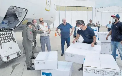  ??  ?? Entrega de respirador­es. Un avión de la Fuerza Áérea repartió 49 equipos ayer, en diez provincias.