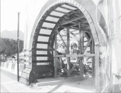  ??  ?? Cincuenta por ciento de la estructura del ex convento de San Juan Bautista, en Tlayacapan, Morelos (arriba), resultó dañada tras el sismo del pasado 19 de septiembre. Autoridade­s municipale­s calculan que la restauraci­ón tardará entre dos y tres años....