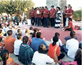  ?? ?? AT THE DAKSHINAYA­NA Saev Bhasha Samwad in Dandi on January 30, 2016. The Dakshinaya­na movement has spread into many States. Writers all over the country understand it as an advocacy of the freedom of expression.