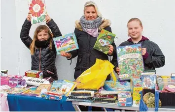  ?? Fotos: Peter Heider ?? Auf dem Flohmarkt in Meitingen boten Ayleen, Martina und Isabel Müller (von links) Bücher, Spielzeug und Kleidung zum kleinen Preis an.