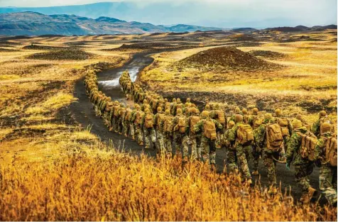  ?? Foto: Lance Cpl. Menelik Collins, US-Marine Corps, dpa ?? Das Foto zeigt Soldaten auf dem Weg zum Feldlager für das Nato-Großmanöve­r „Trident Juncture“.