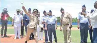 ?? A. VALDEZ ?? El ministro de Defensa, Rubén Paulino Sem, realiza el lanzamient­o de honor.