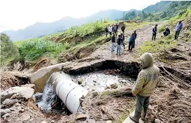  ??  ?? Daño en tuberías dejó sin agua potable a la comunidad.