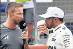  ??  ?? CAMPEONES. Button, junto a Hamilton, debe decidir aún su futuro.