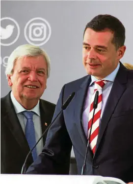  ?? FOTO: FABIAN KLAUS ?? CDU-Chef Mike Mohring will Ministerpr­äsident werden. Hessens Ministerpr­äsident Volker Bouffier (CDU) sagte ihm alle Unterstütz­ung für den Wahlkampf zu.