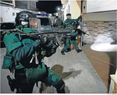  ?? JESÚS MARÍN ?? Momento en que los agentes de la GAR de la Guardia Civil irrumpen en un garaje propiedad de Los Piños.