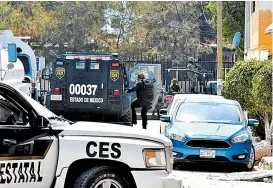  ??  ?? Policías estatales a las afueras de la casa cateada en Chimalhuac­án.