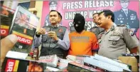  ?? BOY SLAMET/JAWA POS ?? print,’’ TABRAK ATURAN: Kasatreskr­im Polresta Sidoarjo Kompol Mohammad Harris (kiri) dan tersangka Rahmat Hijrah di mapolresta kemarin.