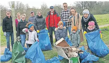  ?? FOTO: RÜTTEN ?? Zum Saubermona­t rücken überall in Meerbusch Freiwillig­e aus, um vor dem Frühling Straßenrän­der, Grünanlage­n und andere Orte von Müll zu befreien.