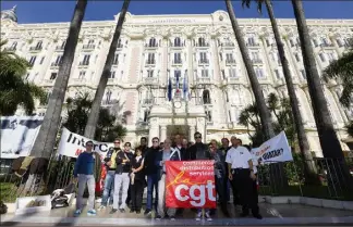  ?? (Photo Patrice Lapoirie) ?? Une journée de manifestat­ion hier devant le  étoiles cannois.