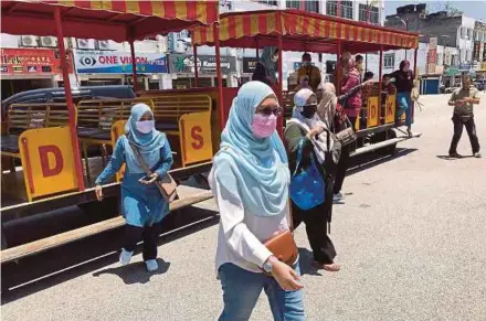  ?? PIC BY KHAIRUL AZHAR AHMAD ?? People getting off a tram in Taman Melawati, Kuala Selangor, yesterday. The service has been allowed to resume since Friday.