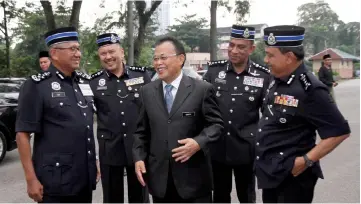  ?? — Bernama photo ?? Menteri Besar Johor Datuk Osman Sapian (centre) shares a light moment with Mohamad Fuzi (left) and Johor chief police Datuk Mohd Khalil Kader Mohd (second right) at Johor police contingent headquarte­rs.