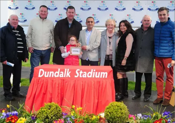  ??  ?? Declan and Pat Brady and family present to the winning connection­s of the Avenue Inn Handicap.