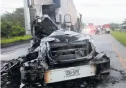  ?? COLPRENSA ?? Presuntos guerriller­os del Eln quemaron un camión.