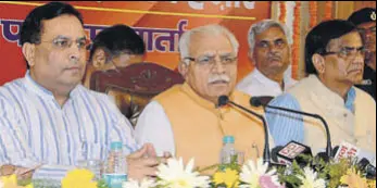  ?? HT PHOTO ?? Haryana chief minister Manohar Lal Khattar (centre) with finance minister Capt Abhimanyu (left) and agricultur­e minister Om Prakash Dhankar in Chandigarh on Friday.