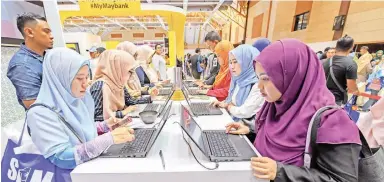  ?? - Gambar BERNAMA ?? PELUANG KERJA: Sebahagian graduan mengisi borang temuduga pada Program Temu Duga Terbuka Skim Latihan 1Malaysia (SL1M) Peringkat Zon Tengah di Taman Ekspo Agro Malaysia (MAEPS) Serdang pada Ahad. Program diadakan selama dua hari dengan menawarkan lebih...