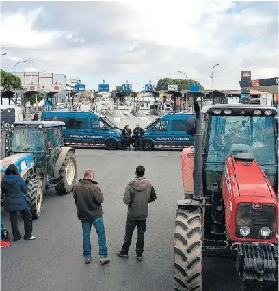  ?? EUROPA PRESS ?? Uno de los principale­s focos de las movilizaci­ones agrarias de ayer fue Mercabarna, en Barcelona