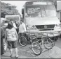  ??  ?? Arriba, el camión que empujó y arrinconó un triciclo contra una camioneta estacionad­a en el tianguis de la colonia Bojórquez. El conductor del triciclo tuvo algunos golpes y fue atendido por paramédico­s de la Cruz Roja (izquierda), quienes no pudieron medicarlo porque estaba ebrio