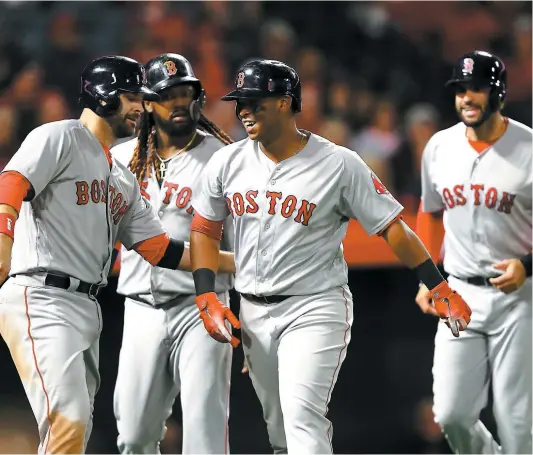  ?? PHOTO AFP ?? Mitch Moreland, Hanley Ramirez et J.D. Martinez des Red Sox de Boston célèbrent le grand chelem de Rafael Devers (au centre) dans un match disputé plus tôt cette semaine contre les Angels de Los Angeles.