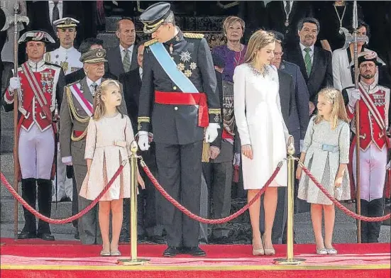  ?? DANI DUCH ?? Felip VI i Letícia amb la princesa Leonor i la infanta Sofia a la sortida del Congrés, després de l’acte de proclamaci­ó i jura del Rei